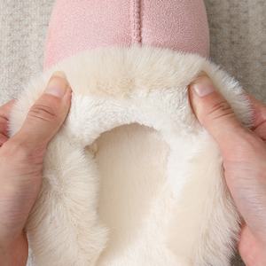 Vente en gros de pantoufles personnalisées à la mode pour femmes et hommes, en peluche, en faux daim, douces, antidérapantes, chaudes et moelleuses - Product Image 5
