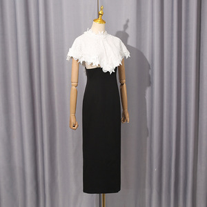 Set Elegante da Donna con Coprispalle in Pizzo, Abito Aderente che Valorizza la Figura - Product Image 3