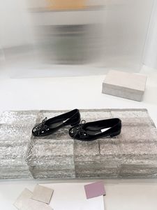 Zapatos Jimmy de Tacón Bajo para Mujer, de Alta Calidad, en Charol Brillante, con Lazos Decorativos - Product Image 4