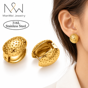 Boucles d'oreilles en acier inoxydable 316L plaqué PVD 18 carats Boucles d'oreilles étanches en métal avec texture pour femmes - Product Image 1