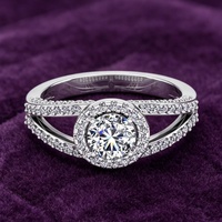 Bague de Fiançailles en Argent Sterling 925 avec Moissanite Ronde Scintillante 14*14mm, Anneau Ouvert à Branches Fendues et Pierres Pavées Latérales, Bague de Mariage pour Femme