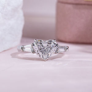 Anillo de Diamantes Cultivados en Laboratorio con Forma de Corazón en Oro de 18K Messi Jewelry MSR-1790 - Product Image 1