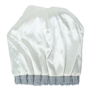 Vente en gros Bonnet en acrylique doublé satin/soie avec doublure élastique pour garder la chaleur automne-hiver Bonnet tricoté avec boule à pompon pour unisexe - Product Image 3