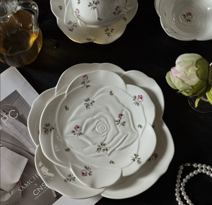 Juego de Vajilla de Cerámica con Delicados Capullos de Rosa Rosa - Platos, Tazas y Platillos de Porcelana para Restaurantes, Bodas, Eventos y Venta al por Mayor - Product Image 3