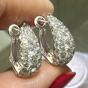 Pendientes de Oro Blanco con Diamantes en Forma de Gota, Corte Brillante Redondo, Engaste de Garra, Joyería Fina de Lujo para Mujer, para Boda - Product Image 3