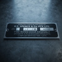 Étiquette de porte personnalisée en aluminium argenté avec lettres en relief, sérigraphiée, résistante au feu, avec code QR et numéro de série gravé