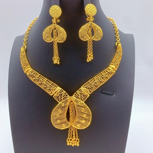 Offre Spéciale : Parure <span class=keywords><strong>de</strong></span> Bijoux <span class=keywords><strong>de</strong></span> Luxe Plaqué Or 24K, Motif Fleurs Africaines, pour Mariage (Collier et Boucles d'Oreilles) - Product Image 4