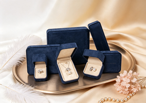 Boîte à bijoux rigide en daim bleu marine, recouverte de velours court doux, texte gaufré, doublure en velours beige clair, plusieurs tailles disponibles - Product Image 6