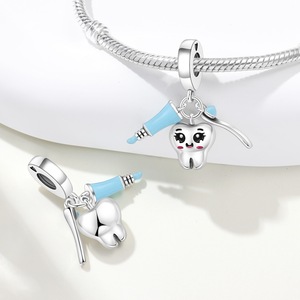 Ciondoli Winnie <span class=keywords><strong>the</strong></span> <span class=keywords><strong>Pooh</strong></span>, Lettere, Kashmiri, Hawaiani, Pendenti, Pietre Portafortuna, Oro Vermeil, Perle, Ciondoli a Barra, Ciondoli a Fiore, all'ingrosso - Product Image 3