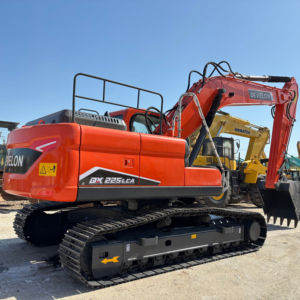 Excavadora DEVELON DX225 Usada de Buena Calidad, Pocas Horas de Uso, Bien Mantenida, Perfecta para Construcción y Movimiento de Tierras - Product Image 1