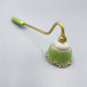 أداة إطفاء شموع السبت ذات المقبض الطويل مصممة للسلامة والسهولة خلال الاحتفالات الدينية - Product Image 3