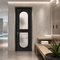 Porte en bois laqué de luxe noire avec panneau en verre dépoli pour salle de bain et zone de change de maillots de bain d'hôtel
