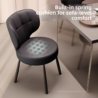 Chaise de salle à manger capitonnée moderne avec revêtement en cuir souple et pieds en métal noir, design ergonomique pour la maison, les restaurants et les hôtels