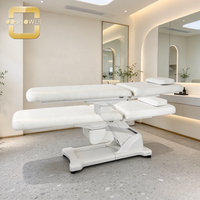 Table de massage électrique blanche avec rembourrage épais en PU, moteur silencieux et base stable pour les cliniques de médecine esthétique et les instituts de beauté
