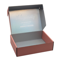 Caja de Cartón Corrugado Rosa con Acabado Holográfico, Diseño Elegante, al Mejor Precio, para Envío de Cosméticos y Ropa