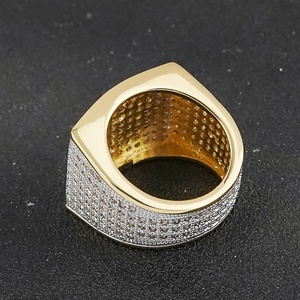 Bague cubaine pour homme, style hip-hop, très tendance, entièrement sertie de diamants, en cuivre, pour fiançailles, fête ou cadeau - Laiton plaqué or 18 carats - Product Image 4