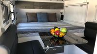 Caravane familiale de luxe tout-terrain, maison mobile, fabrication sur mesure, triple couchette, caravane de voyage en aluminium pour le camping en plein air