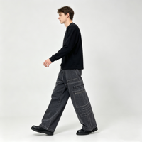 Jean utilitaire chic pour homme, pantalon en denim noir délavé, coupe ample à jambe large, poches cargo, passants de ceinture, avec détail à bouton-pression