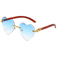 Lunettes de soleil tendance en forme de cœur pour femmes avec protection UV400, lunettes de luxe de haute qualité, logo personnalisé, vente en gros pour 2026