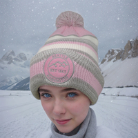 Gorros de punto a rayas de moda con puño y pompón, gorras deportivas para exteriores con logotipo personalizado al por mayor, gorras con bordado de parche para mujer