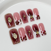 Faux ongles carrés faits à la main en acrylique, rouge bordeaux rétro, fleurs 3D sculptées, décoration vintage avec médailles métalliques et perles dorées