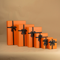 Caja de Envío de Cartón Corrugado Personalizable con Logotipo Estampado en Relieve, Laminado Mate, con Asas para Envíos de Ropa
