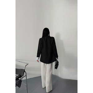 Chaqueta a Rayas de Un Solo Botón para Mujer con Puños Color Crudo, Blazers Negros - Product Image 2