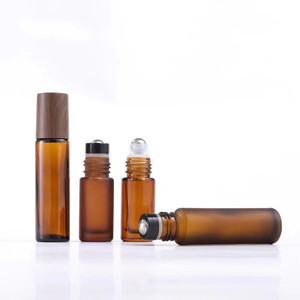 Botellas de Vidrio <span class=keywords><strong>Ámbar</strong></span> Esmerilado de 5ml y 10ml con Tapas de Bambú de Madera Oscura y Rodillo de Acero Inoxidable para Aceites Esenciales Recargables en Caja - Product Image 2