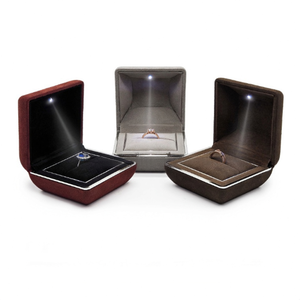 Boîte d'emballage haut de gamme personnalisée avec logo d'usine, éclairage LED, pour bijoux en microfibre, ensemble de bagues de mariage, pendentifs, bracelets et joncs - Product Image 5