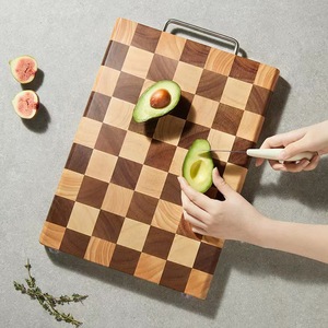 เขียงไม้กระถินลายตารางหมากรุก 40x29x3 ซม. พร้อมด้ามจับสำหรับใช้ในครัว - Product Image 2