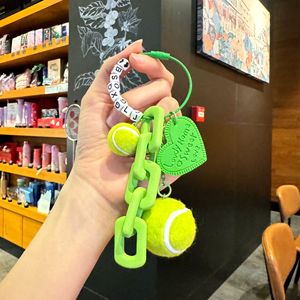 Venta al por mayor de zapatos de tela de tenis en forma de corazón deportes bádminton colgante llavero mochila accesorios para novias o parejas - Product Image 2