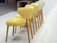 Chaise de salle à manger moderne rembourrée en tissu avec structure et pieds en bois massif, plusieurs options de couleurs pour les restaurants et les cafés