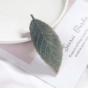 Barrettes à cheveux élégantes en dentelle avec feuilles brodées à paillettes dégradées pour femmes, idéales pour les fêtes et mariages - Product Image 5