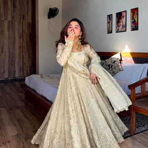 ชุดเดรสยาวปักลายครีมแบบ Anarkali พร้อมผ้าคลุมไหล่ ชุดประจำชาติอินเดีย-ปากีสถานสำหรับผู้หญิง - Product Image 1