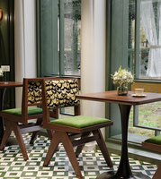 Ensemble de mobilier de restaurant moderne avec dossiers en cuir, banquettes et tables à motif marbré, adapté aux restaurants