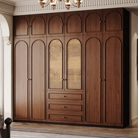 Armoire intégrée en noyer et rotin de style moderne du milieu du siècle avec tiroirs intégrés