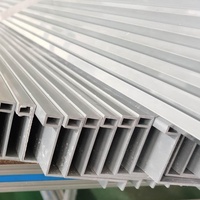 Profilé triangulaire en PVC, ABS, HDPE, polycarbonate extrudé, profilé décoratif personnalisé pour les murs, design industriel