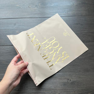 Sacs d'emballage beiges avec logo personnalisé, sacs à fermeture éclair pour vêtements, sacs à fermeture éclair imperméables et résistants aux déchirures, sacs à fermeture éclair mats sans trous d'aération - Product Image 2
