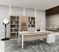 Bureau de direction en forme de L en bois avec chaise pour projet de bureau commercial, sur mesure