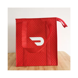 Sac fourre-tout isotherme rouge non tissé Sacs fourre-tout à provisions d'épicerie pressés à chaud personnalisés - Product Image 1