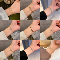 Échantillon gratuit personnalisé double couche petite taille papillon perle d'or lettre amour perle fleur bracelet mode bracelet
