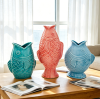 Vase en céramique minimaliste avec motif d'oiseau en relief, couleur neutre pour maison moderne