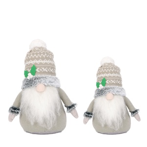 Gnome d'hiver en peluche motif Fair Isle avec brindille de houx, ornement décoratif pour porche de ferme, taille personnalisée - Product Image 1
