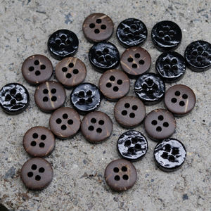 กระดุมเปลือกมะพร้าวทรงกลมแบนสีดำ 4 รู สำหรับเสื้อผ้าเด็ก ขายส่ง มีสินค้าในสต็อก เป็นมิตรกับสิ่งแวดล้อม รับทำโลโก้ - Product Image 5