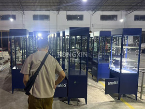 Design personalizzato moderno vetro temperato MDF orologio in legno vetrina con luce a LED per la decorazione di negozi e centri commerciali - Product Image 4