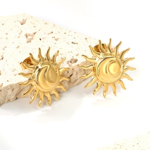 Boucles d'oreilles clous fantaisie en acier inoxydable plaqué or 18 carats, texture rayée, soleil, spirale, goutte d'eau, vente en gros pour femmes - Product Image 3