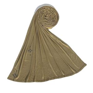 Großhandel Dubai Mode Modal-Schal mit Blumenmuster aus Baumwolle, Luxus Premium Jersey-Hijab mit Strasssteinen für Damen - Product Image 4