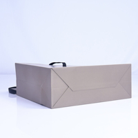 Sacs de transport emballage cadeau pour magasin de vêtements de luxe personnalisé estampage à chaud boutique sacs en papier argenté avec votre propre logo