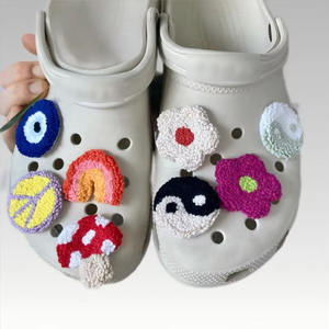 Breloques de chaussures en polyester faites à la main et personnalisées pour <span class=keywords><strong>Crocs</strong></span>, cadeaux promotionnels pour événements professionnels, décoration multifonctionnelle au point de poinçon pour le bricolage - Product Image 1