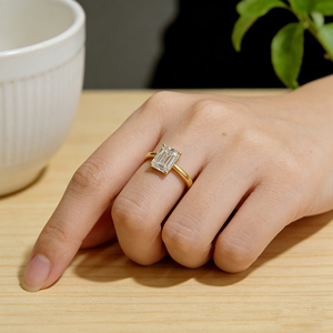 แหวนหมั้นเพชรทรงเหลี่ยมมรกตสีเหลืองทองสำหรับผู้หญิง ชุบทอง 14K ได้รับการรับรองจาก IGI สไตล์คลาสสิก - Product Image 4